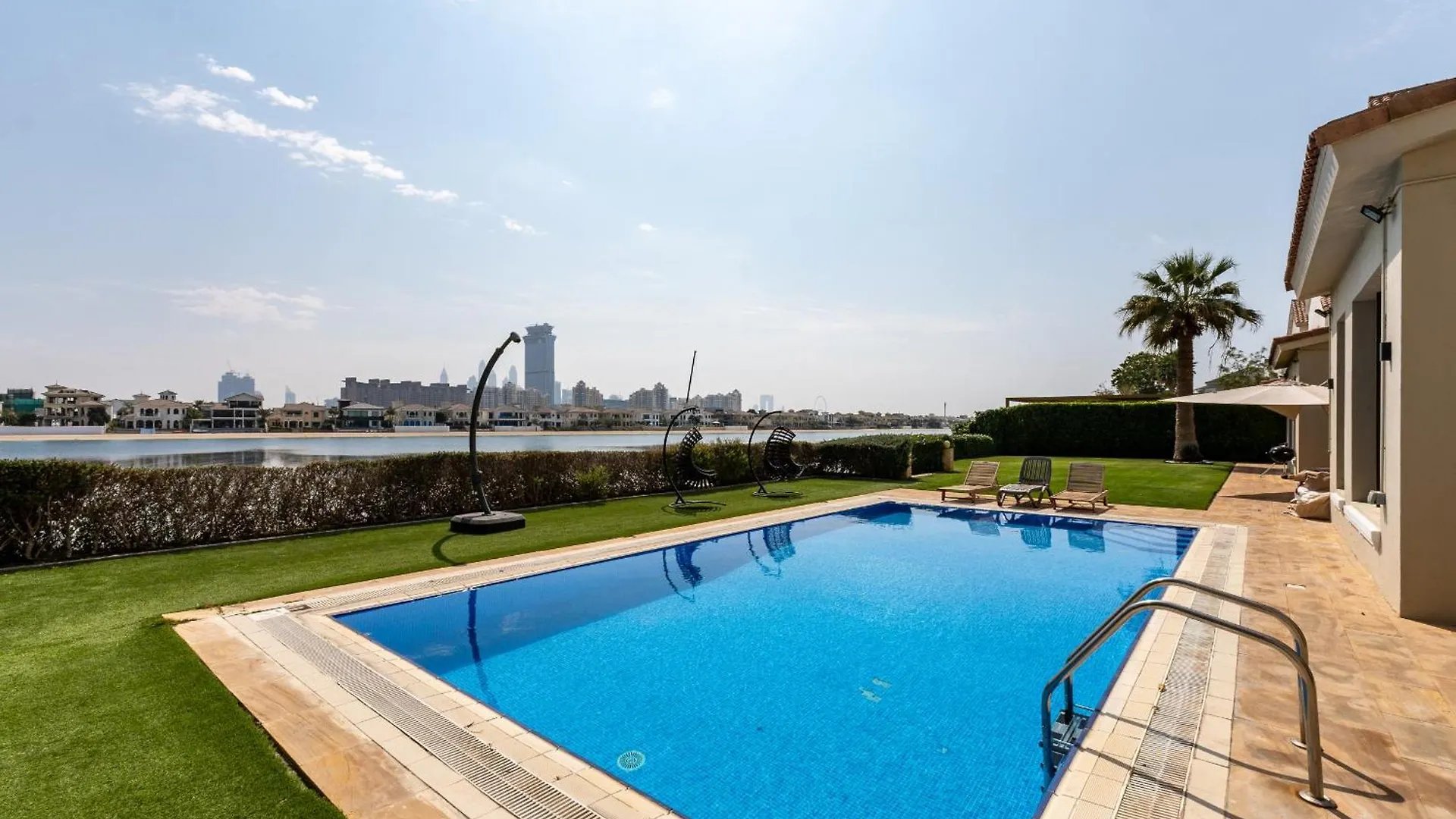 Frond D, Beachfront Villa, Palm Jumeirah - Mint Stay Homes Дубай
