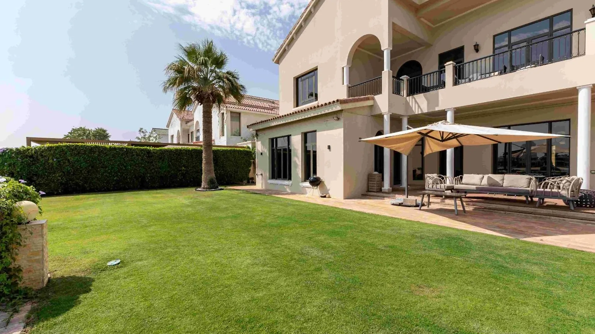Frond D, Beachfront Villa, Palm Jumeirah - Mint Stay Homes Дубай Вилла