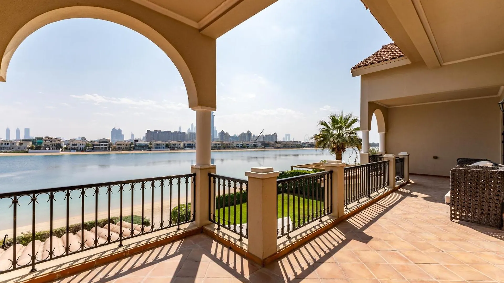 Frond D, Beachfront Villa, Palm Jumeirah - Mint Stay Homes Дубай