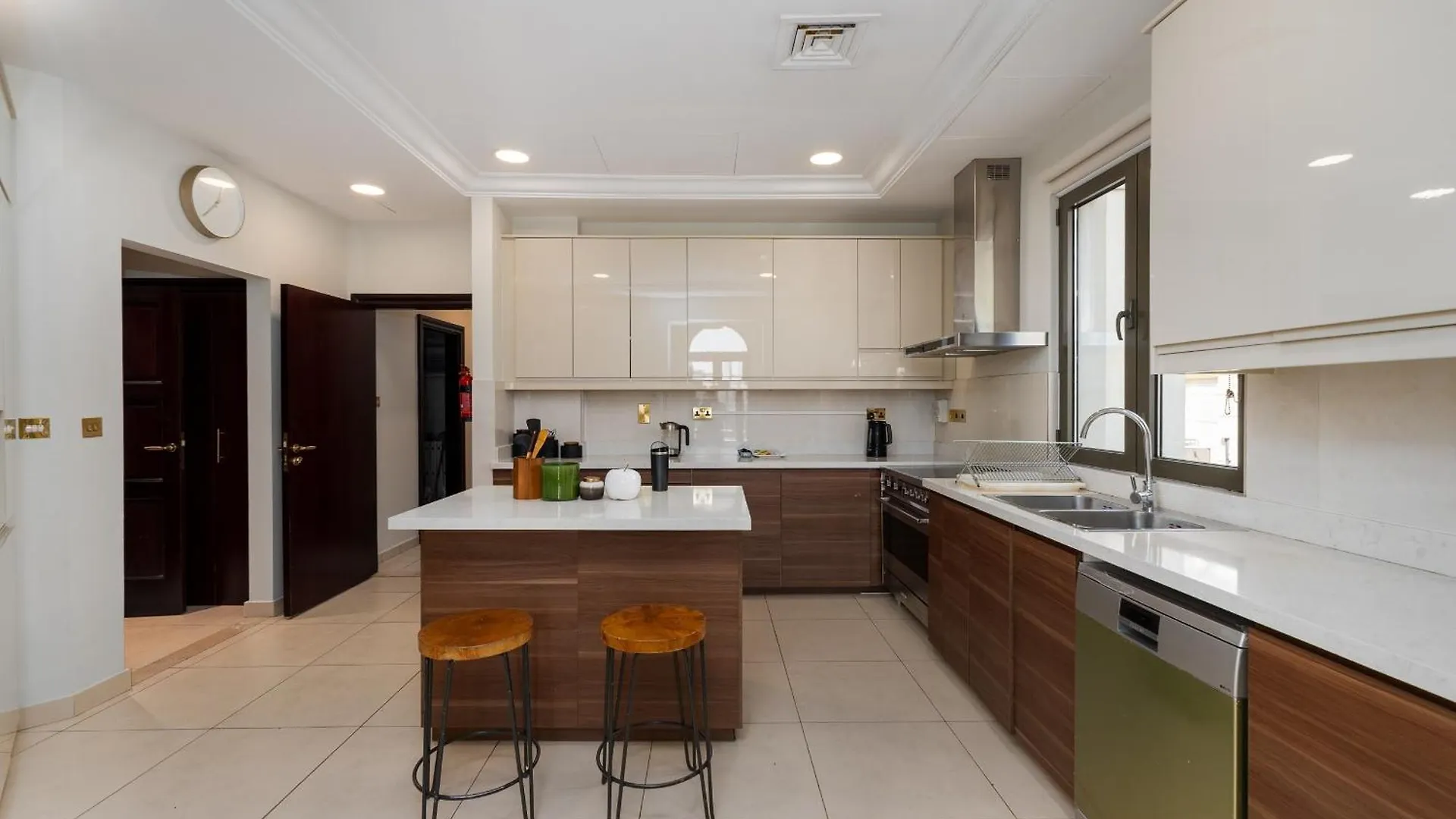 Villa Frond D, Beachfront Villa, Palm Jumeirah - Mint Stay Homes Dubai